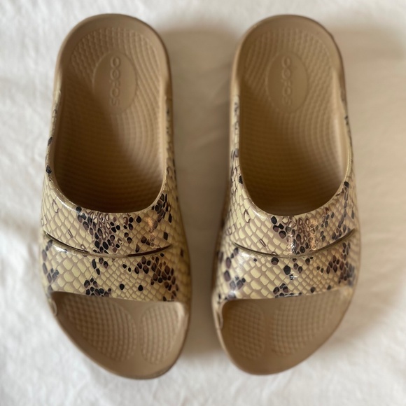 OOFOS Shoes - Oofos Women's Beige Desert Snake OOlala Limited Slide Sandal Sz 39 US 8
